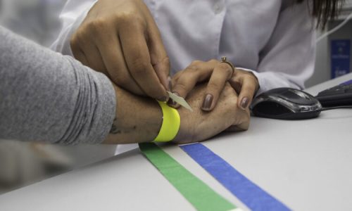 Ter protocolos de emergência bem definidos e treinados é fundamental para garantir que, em situações de risco, todos saibam exatamente como agir de forma rápida e eficiente. Emergências podem ocorrer a qualquer momento, seja em empresas, eventos, escolas, hospitais ou até mesmo em ambientes residenciais, e a falta de preparação pode resultar em danos maiores e até perdas humanas. Neste artigo, vamos explorar a importância dos protocolos de emergência e as principais diretrizes para desenvolver e implementar esses procedimentos.